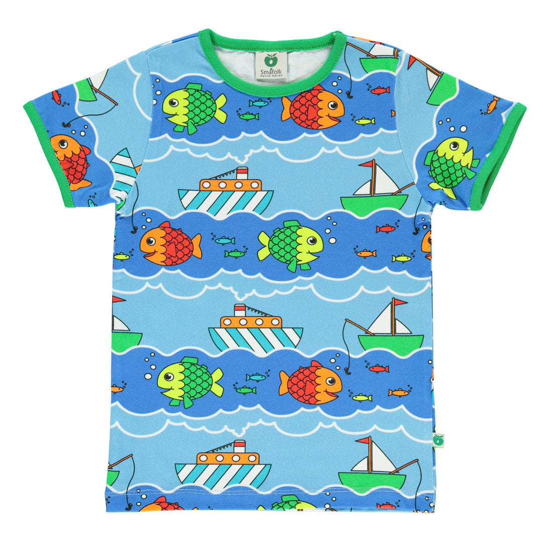 T-shirt med både og fisk
