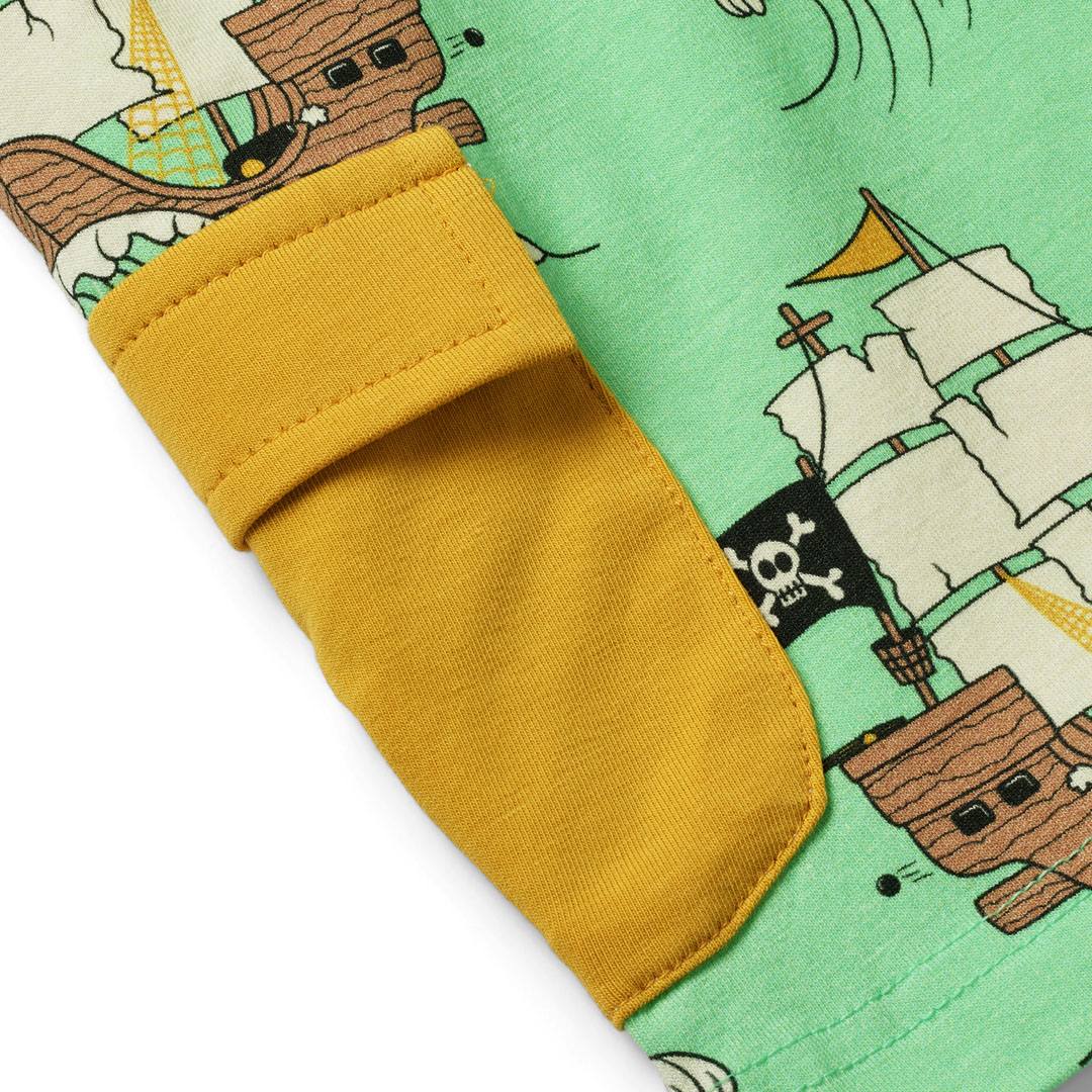 Shorts med piratskibe