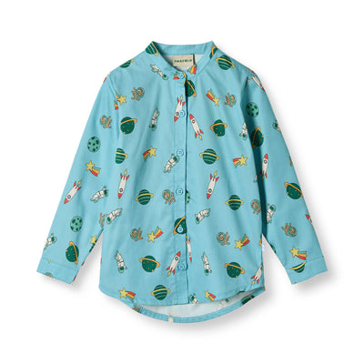 Billede af blå skjorte med univers motiver forfra