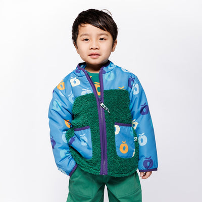 Dreng med grøn og blå jakke