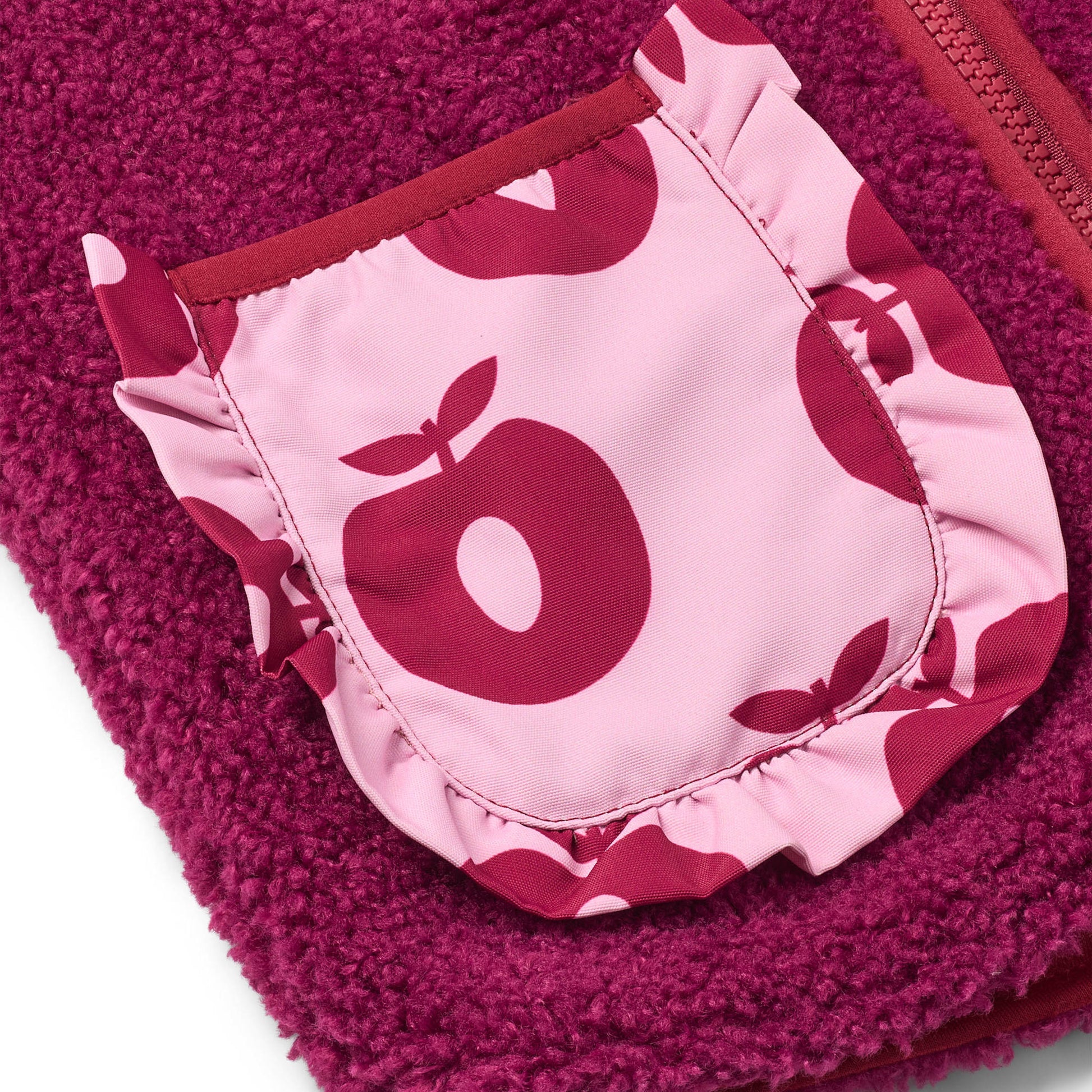 Nærbillede af lomme på lyserød vest