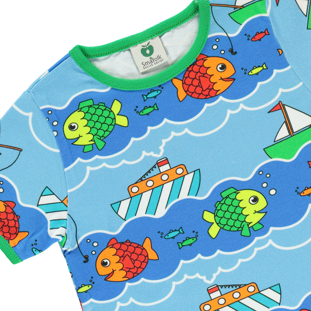 T-shirt med både og fisk
