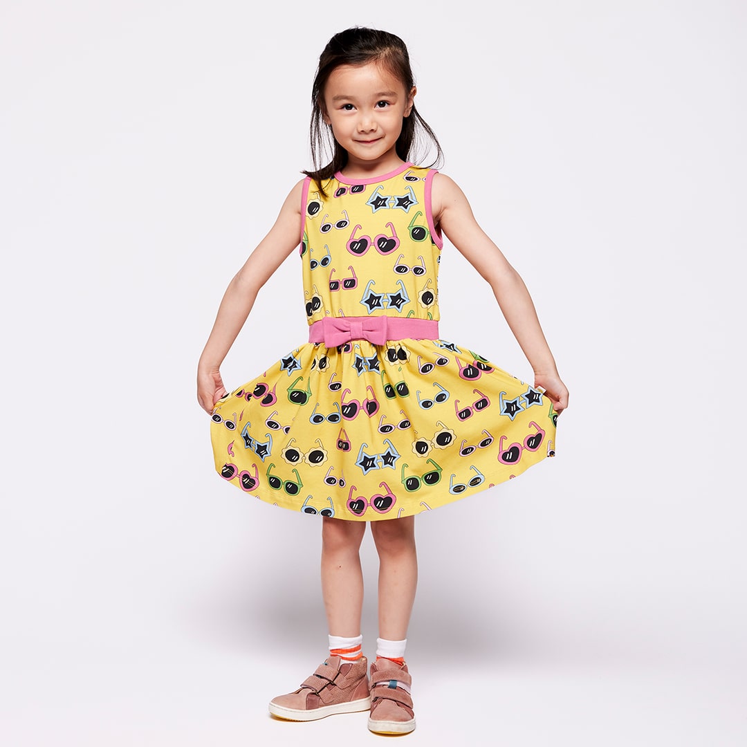 Evelina ærmeløs kjole med solbriller