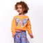 Pige i sweatshirt med sommerfugle i orange 