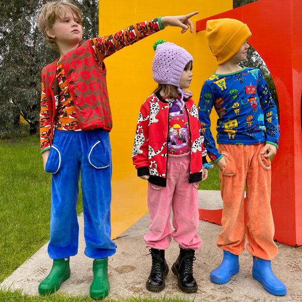 Vendbar polstret vest med leoparder og retro æbler