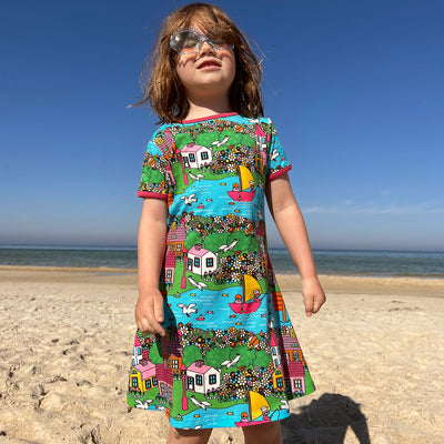 Kortærmet kjole med sommer landskab til børn