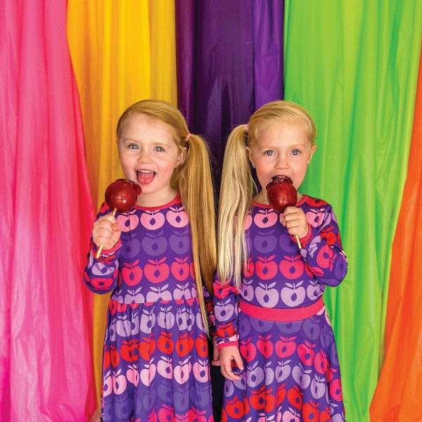 2 piger iført Lang kjoler med æbler i lyserød og lilla