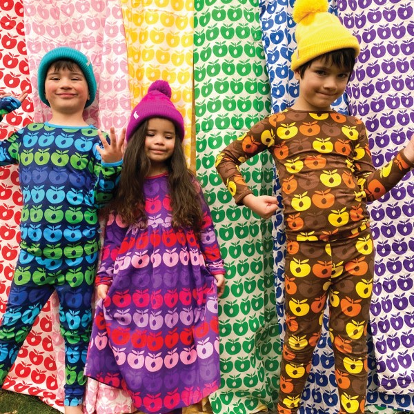 3 børn i tøj med æbleprint i forskellige farver