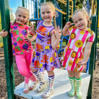 3 piger iført tøj fra småfolk med farverigt print