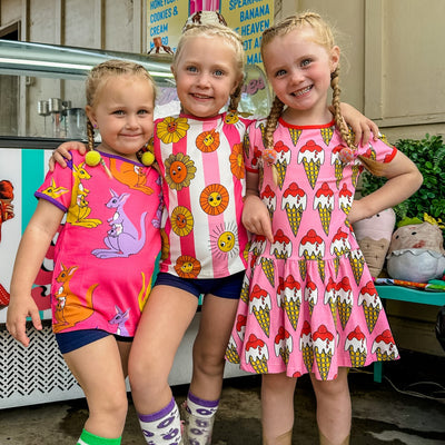 3 piger med kjoler i lyserød fra småfolk
