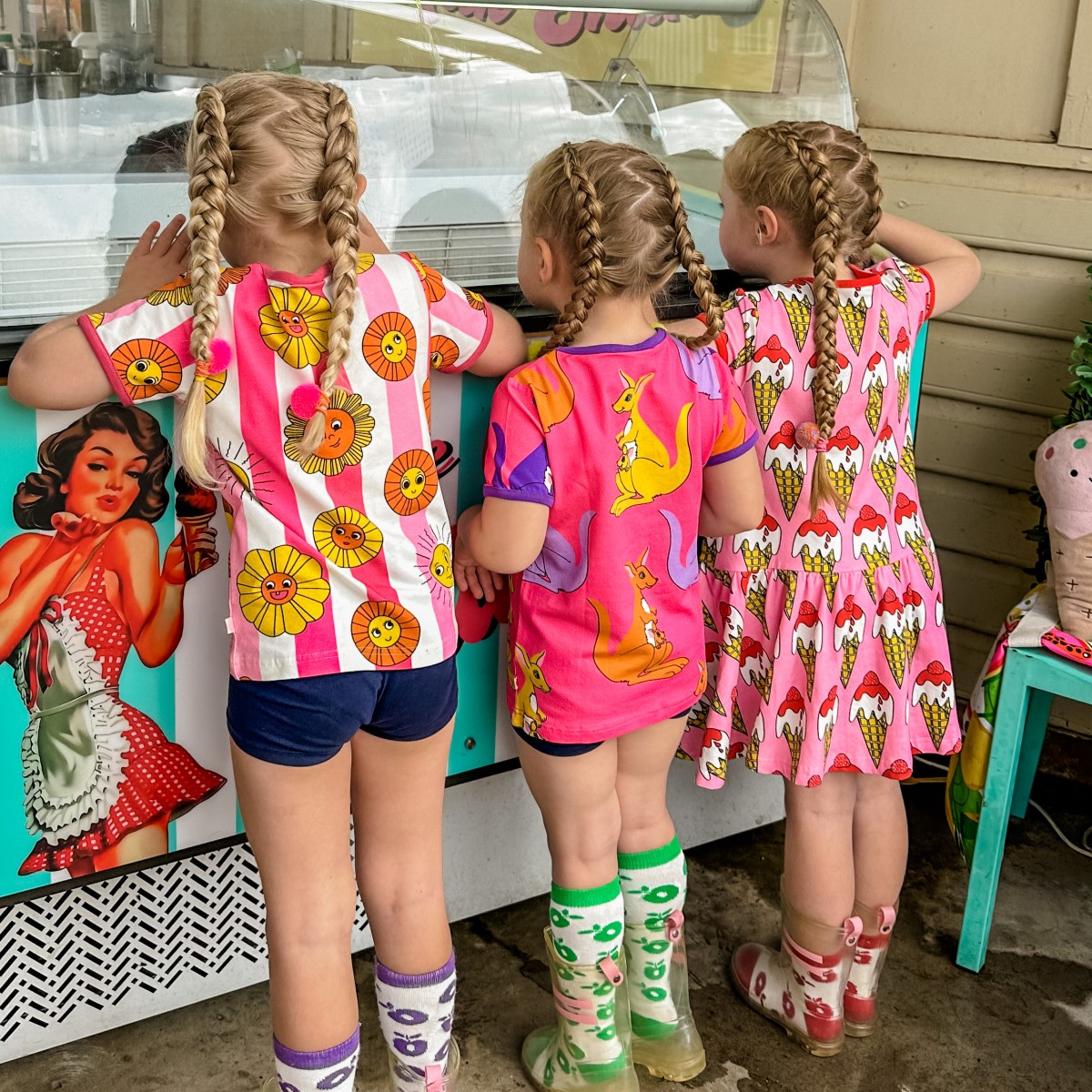 3 piger med kjoler i lyserød fra småfolk