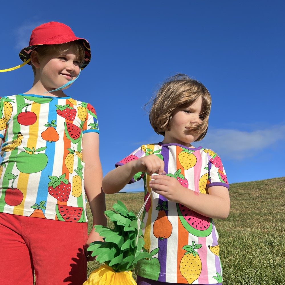 Barn i t-shirt med frugter fra Småfolk